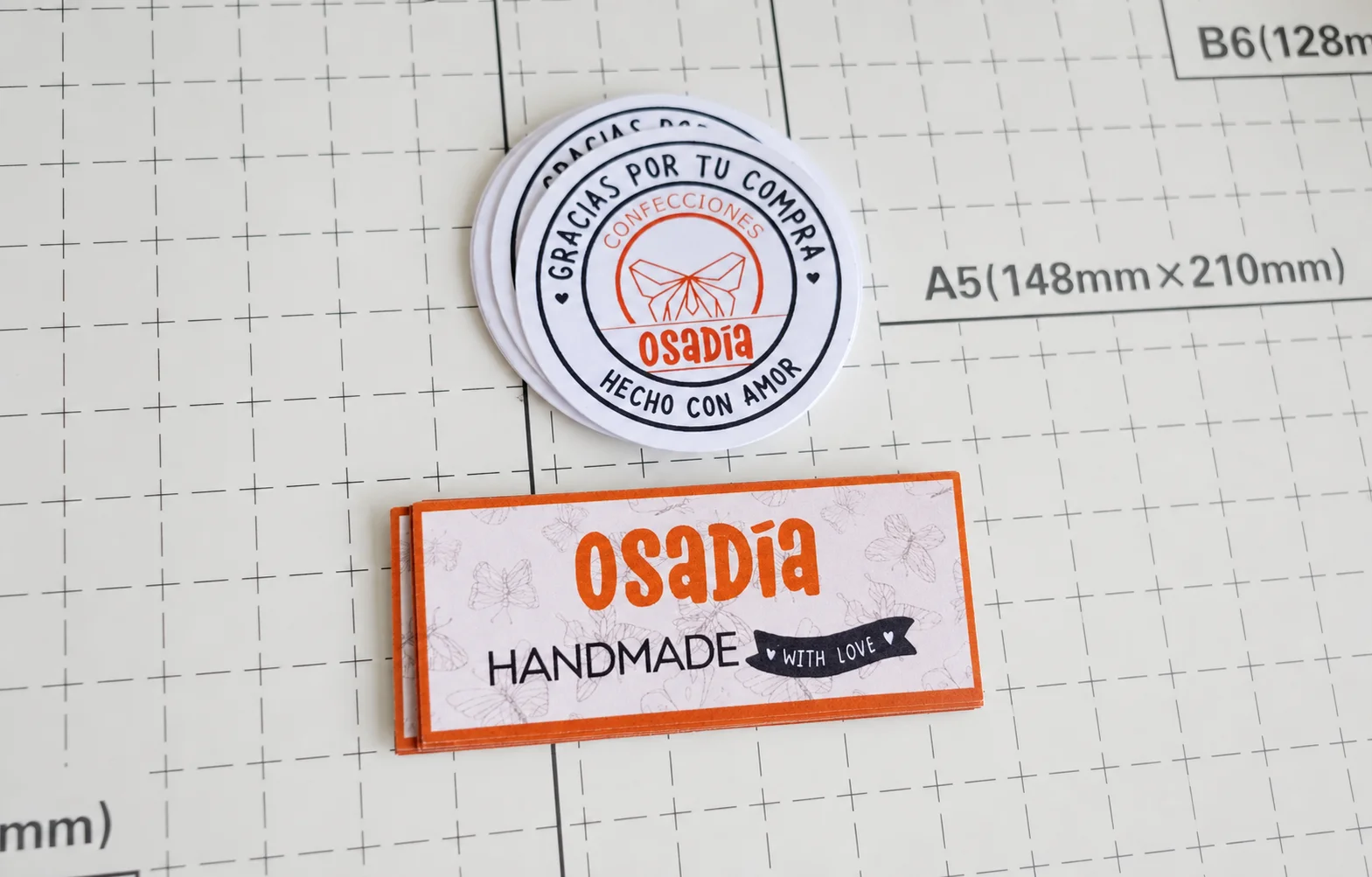 Stickers para cerrar packaging con identidad.